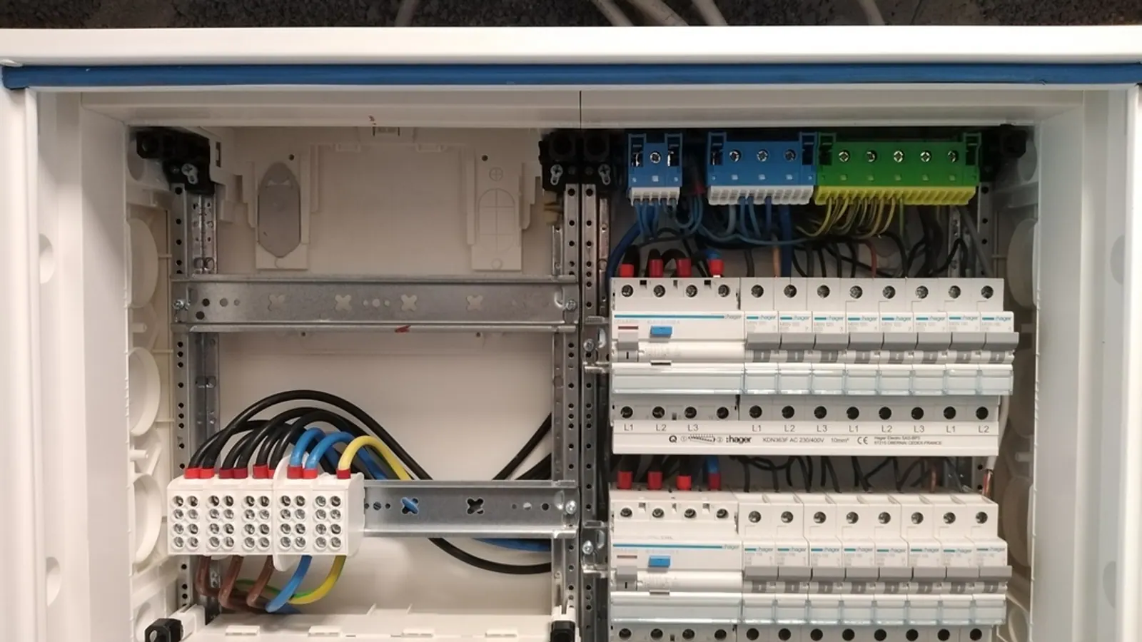 Sauber verdrahteter Verteilerschrank mit Hager-Sicherungsautomaten, ausgeführt von Gambino Elektrotechnik.