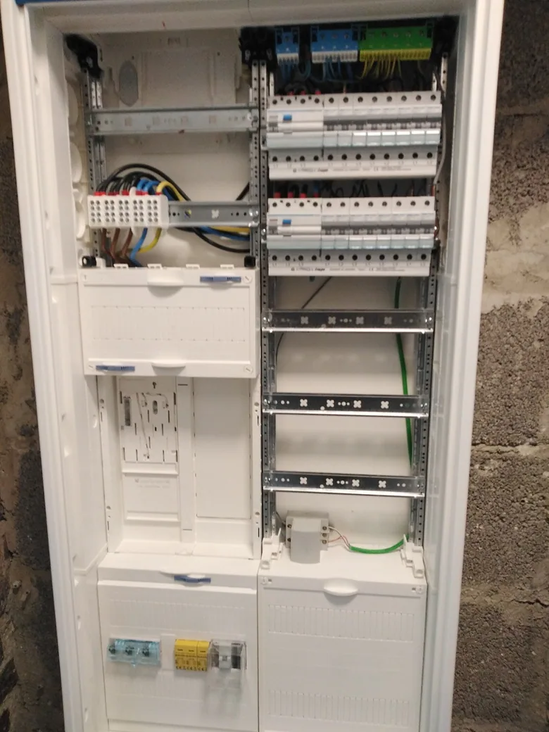 Neu aufgebauter Zählerschrank mit sauber verdrahteten Sicherungsautomaten, ausgeführt von Gambino Elektrotechnik.
