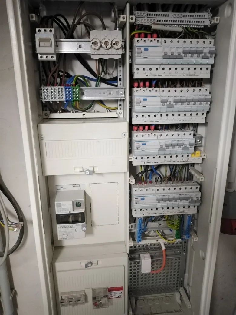 Verteilerschrank mit Zähler und Reihenklemmen in einem Wohnhaus in der Region Aachen.